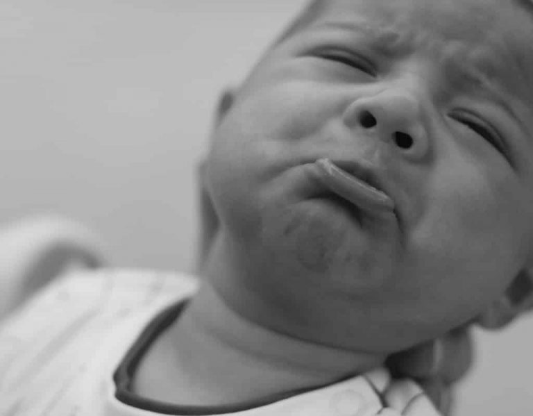 Bébé pleurant à cause de coliques en soirée
