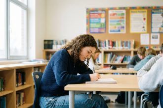 Jeune fille concentrée prenant des notes en classe