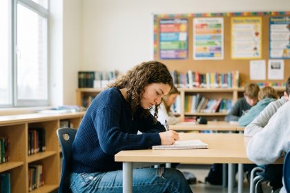 Jeune fille concentrée prenant des notes en classe
