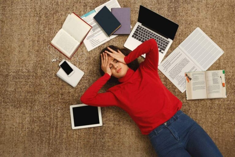 Étudiant concentré en train d'étudier à la fac