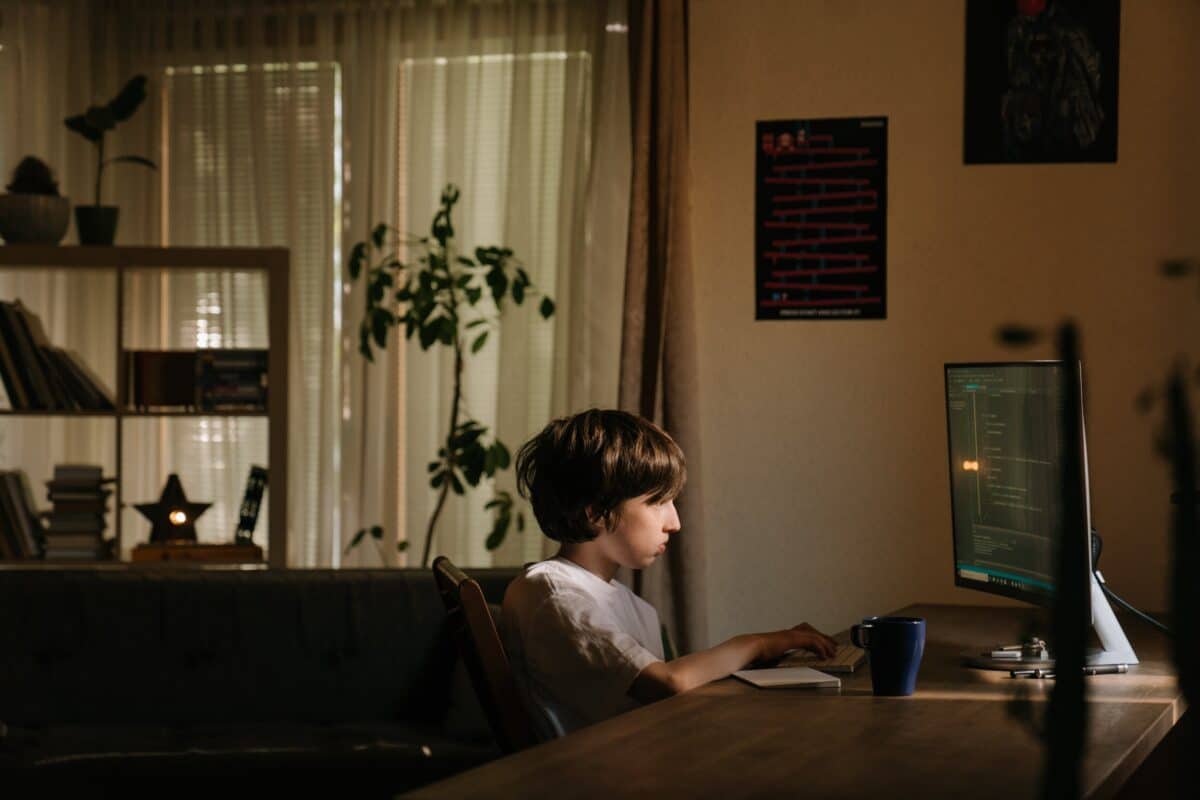 un enfant qui apprend à coder