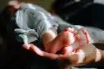 Les pieds d'un bébé